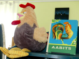 Näitus "A nagu aabits" - pildil "Kuke-aabits" ja pehme mänguasi kana.